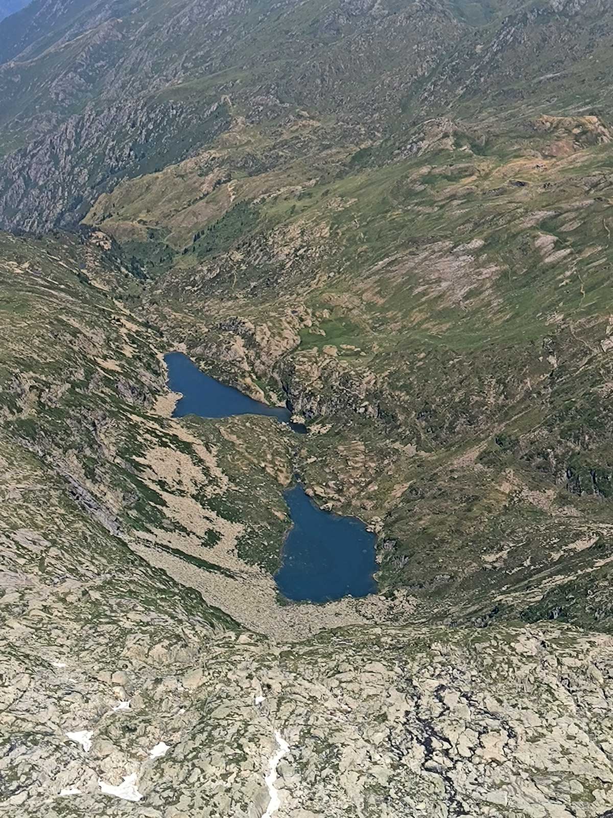 Etang de Milouga y Arouech desde la cima del Mont ...