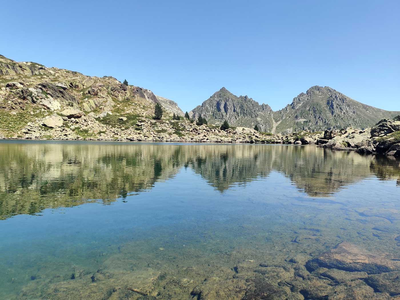 Etang de Thoumasset - @ Olivier Maignial Du bord de l'étang, un beau panorama sur le pic d...