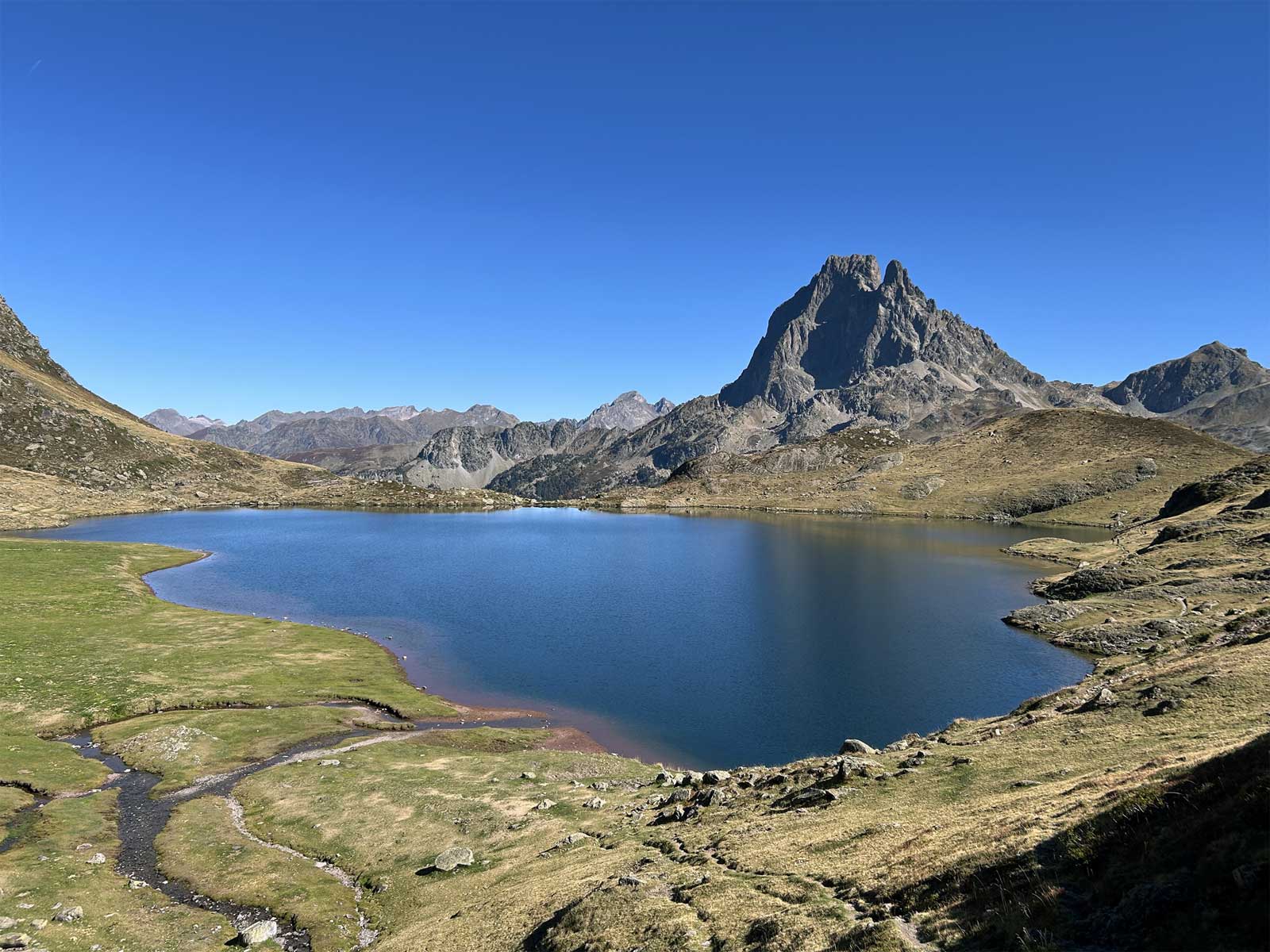 Le Pic du Midi d'Ossau et le lac Gentau, c'est mag...