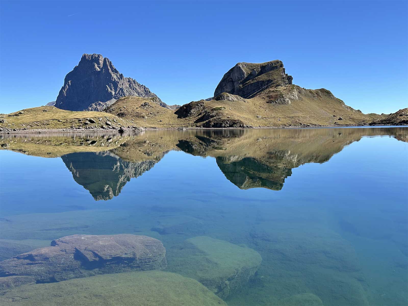 Reflets du pic du Midi d'Ossau et du pic Casterau ...