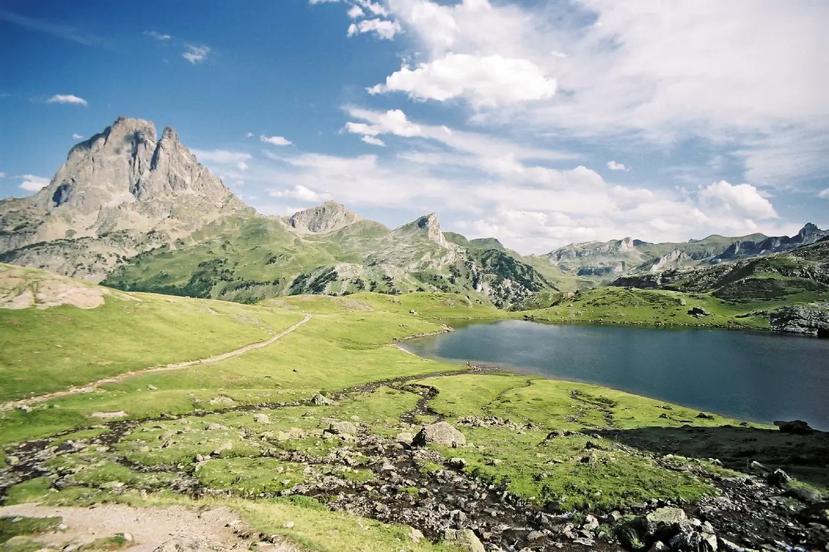 Vue du lac du lac d'Ayous et du pic du Midi d'Ossau, Pyrénées Atlantiques