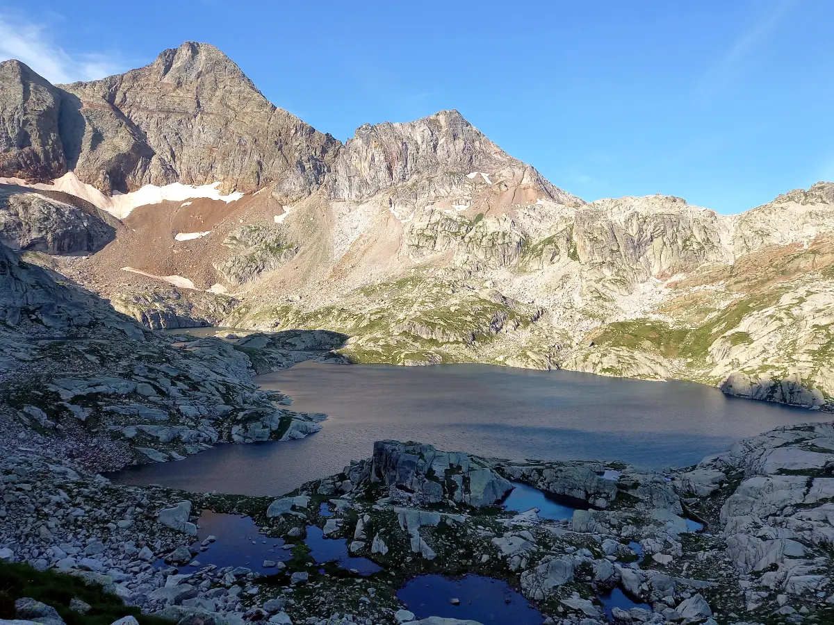 Vue du lac d'Arrémoulit et du pic d'Arriel, Pyrénées Atlantiques
