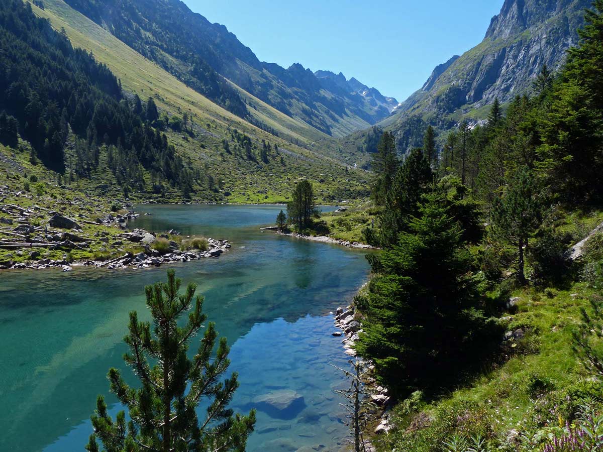Lac de Suyen - @ PG Le lac de Suyen dans un cadre verdoyant
