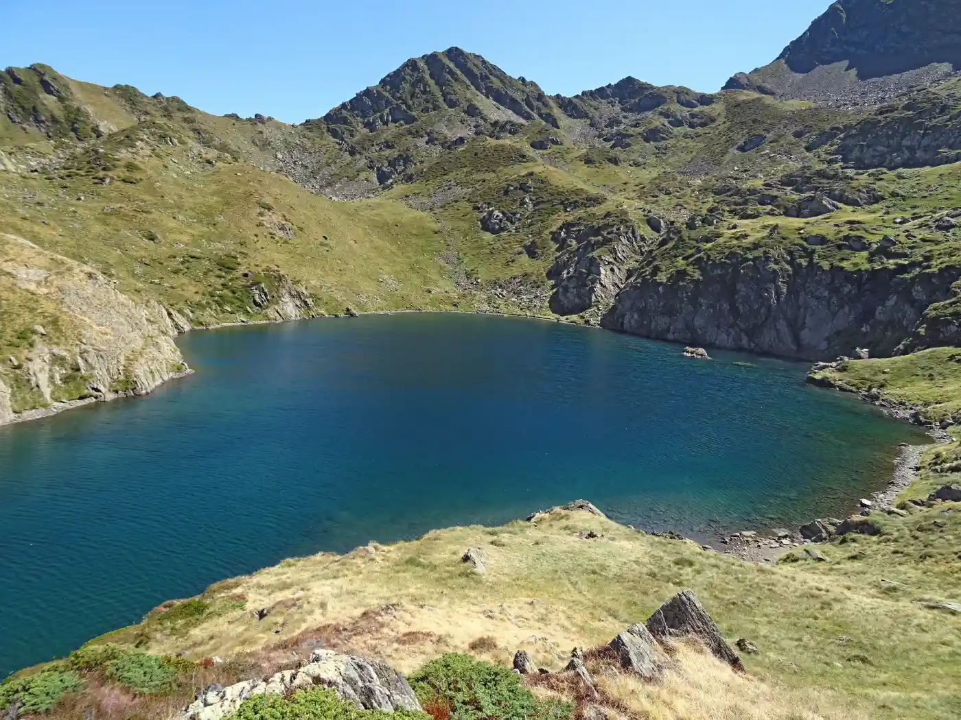 La partie large du Lac de Bassias au pied du Soum de Lascours