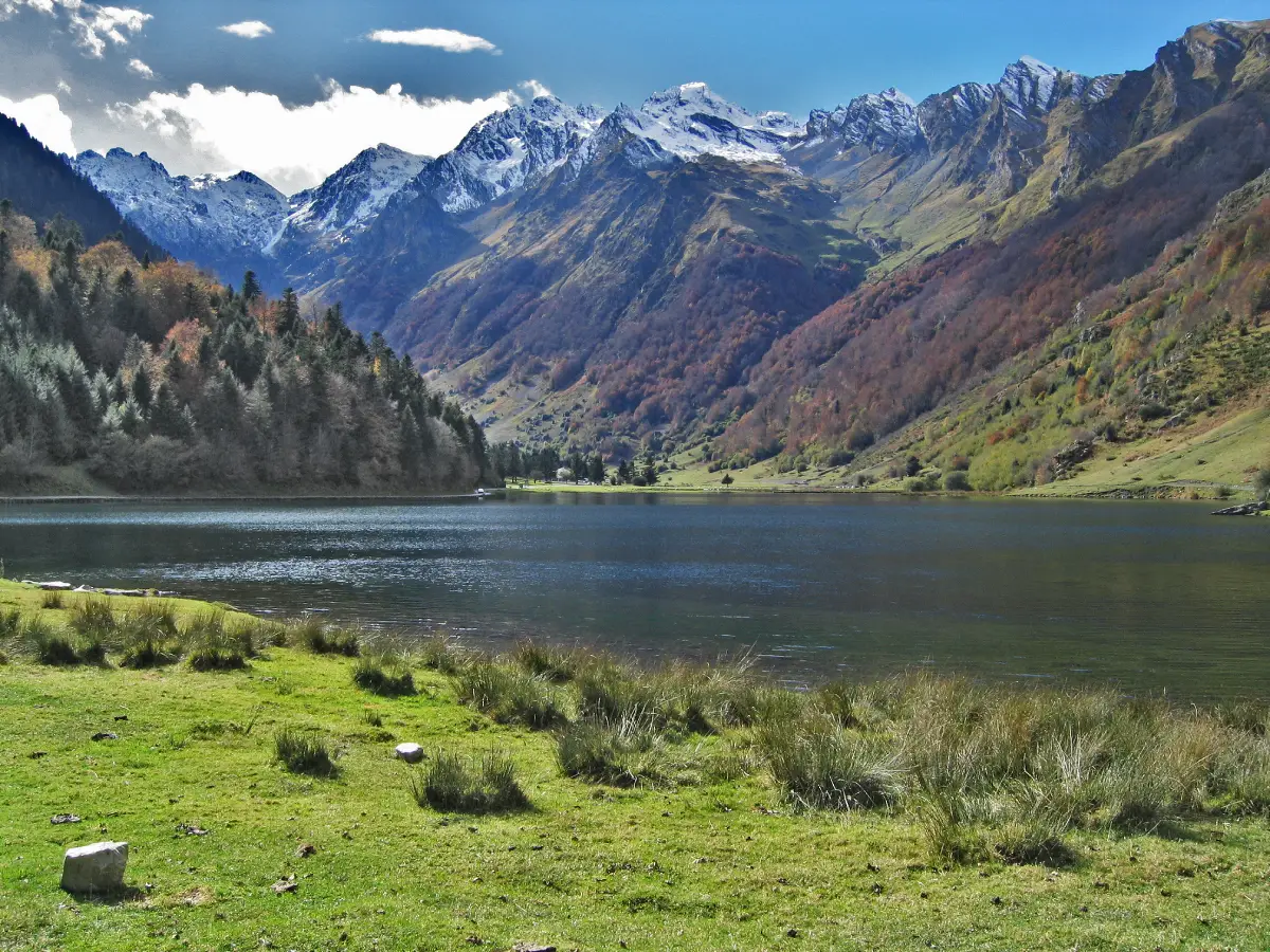 Vue du lac d'Estaing avec les sommets en arrière-plan, Val d'Azun, Hautes-Pyrénées