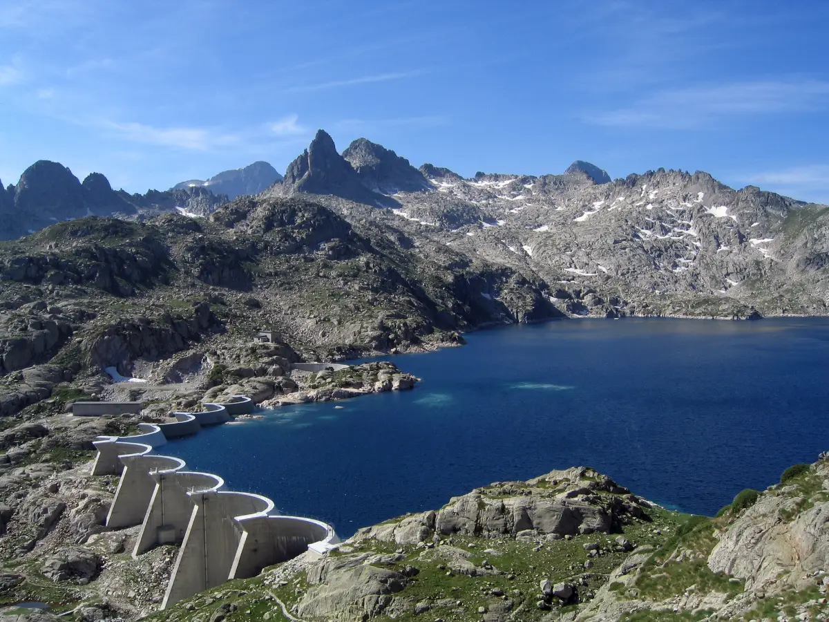 Vue aérienne du lac de Migouélou et son barrage à neuf voûtes, Val d'Azun, Hautes-Pyrénées