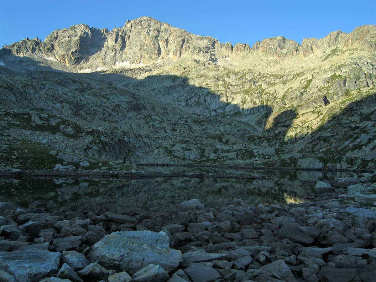 Lac de Casdabat - @ P.G. Le lac de Casdabat et le pic d'Ardiden à 8h du ma...