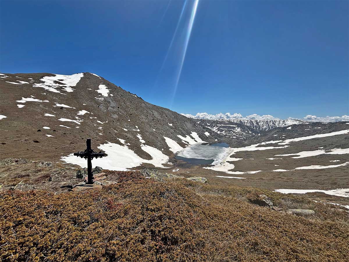 Cruz en uno de los lados del Estany de Coma d'Or