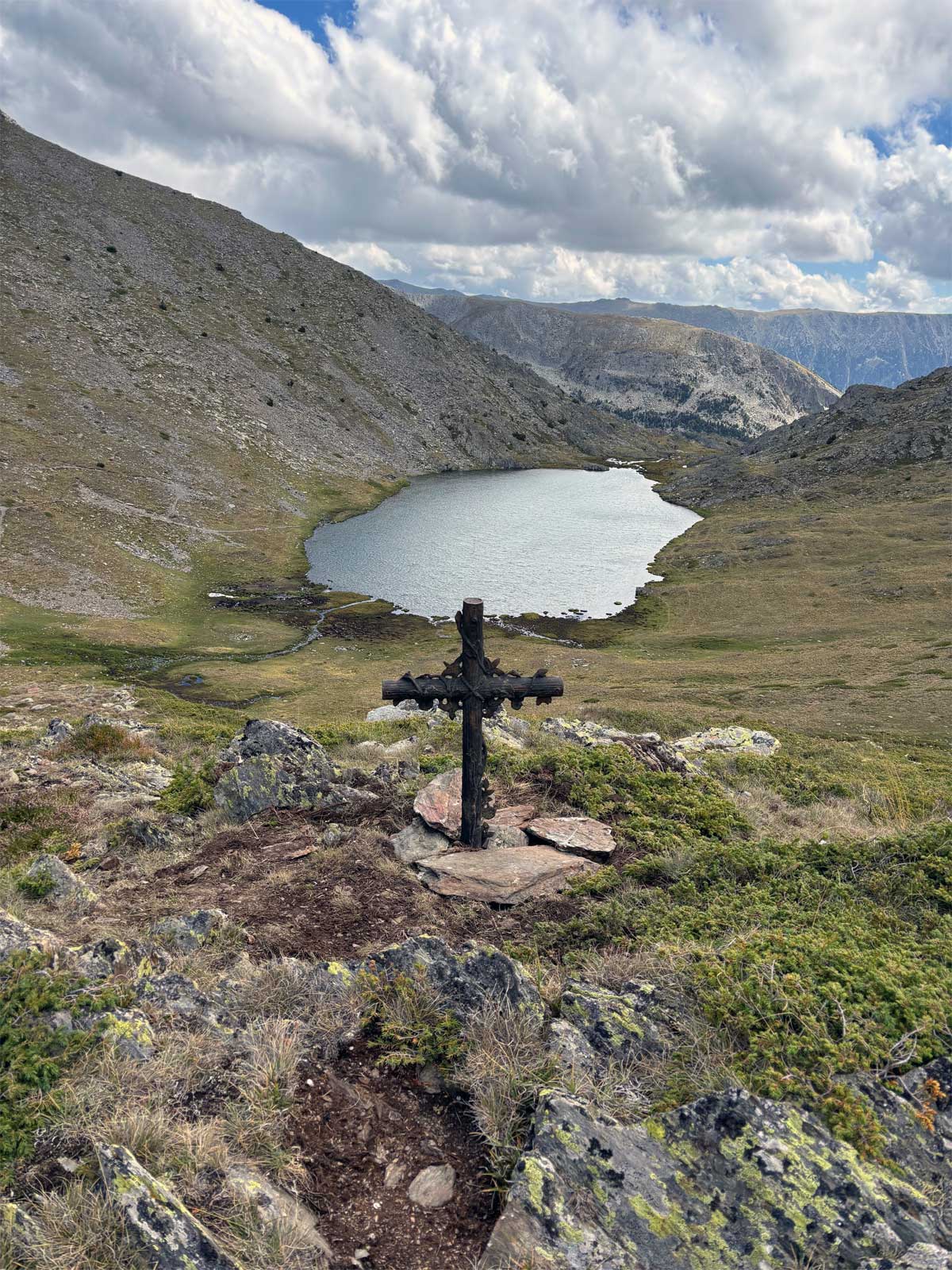 Cruz y Estany de Coma d'Or