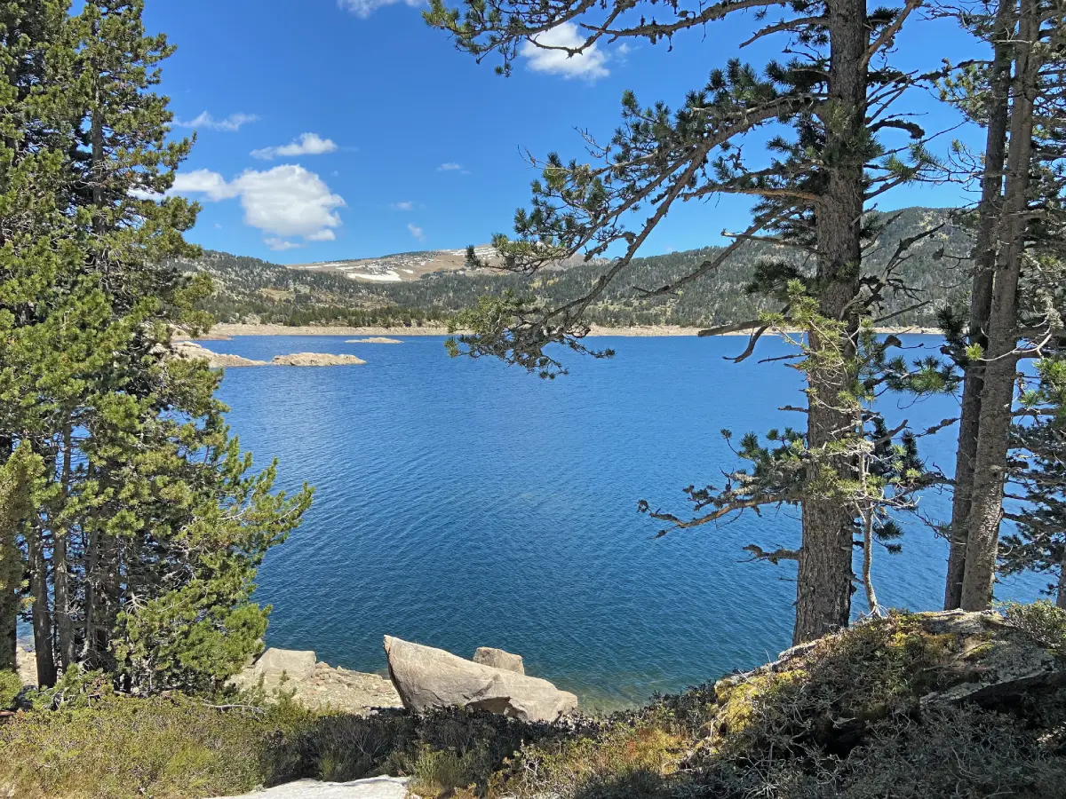 Vue du lac des Bouillouses avec les sommets en arrière-plan, Carlit, Pyrénées Orientales