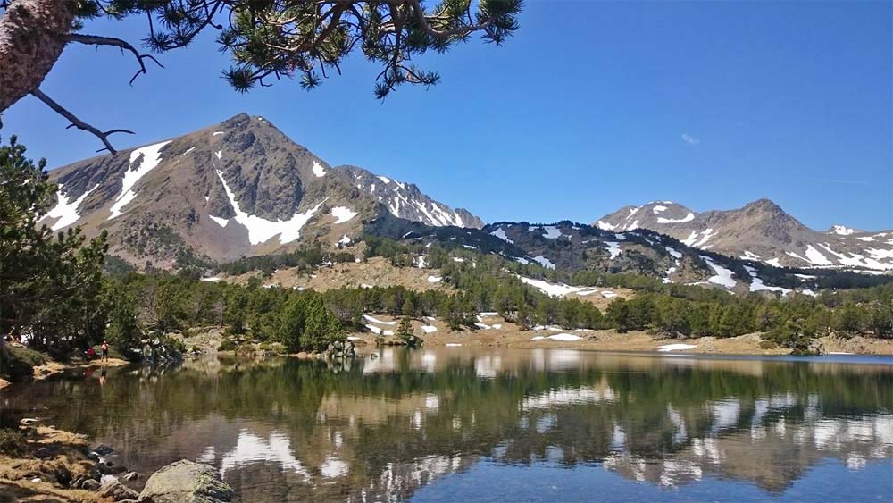 Estany del Mig de Camporells - @ Lionel Caesar Estany del Mig de Camporells