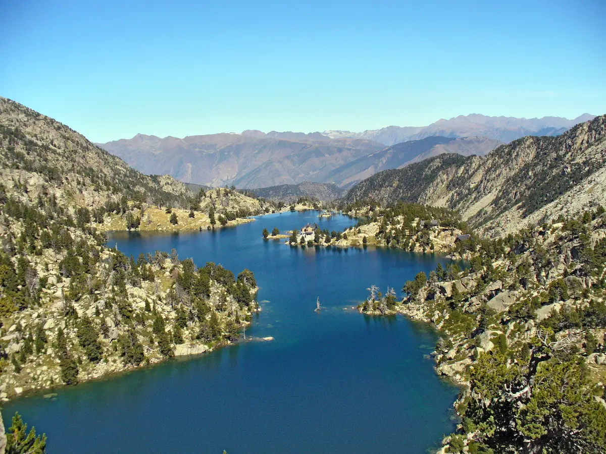 Vista del Estany Tort de Peguera, Vall d'Espot, Parc Nacional d'Aigüestortes i Estany de Sant Maurici, Catalogne