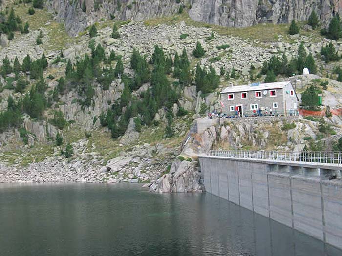 Esthan Major de Colomèrs - @ Xavier La presa del lac major de Colomèrs y el refugio v...