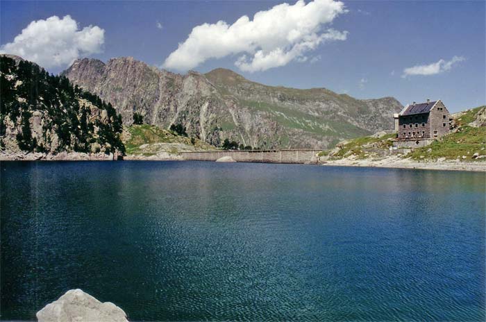Restanca - @ Christophe Reinard Le barrage et le refuge de la Restanca dans le Par...