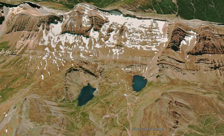 Ibón de los Asnos - @ Google Earth Ibón de los Asnos en la derecha y Ibón de Saboco...