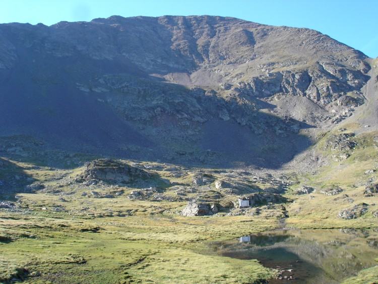 Laquet de Serrère - @ Steve Hagimont Vue sur le Pic de Serrère et ce petit étang sans...